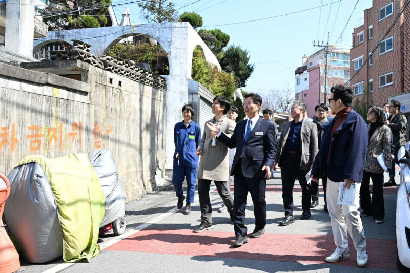 대사동 날망길 일원 현장 점검 모습. (사진제공=대전 중구)