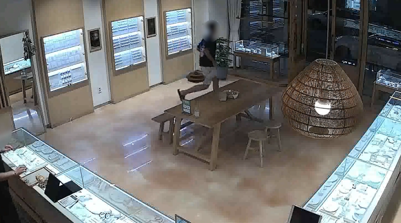 대전유성경찰서 노은지구대가 지난 9월 22일 신속한 출동으로 5분 만에 금은방 절도범을 검거했다.(사진제공=대전경찰청)