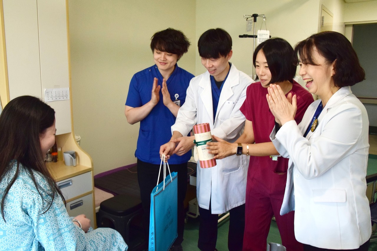 11일 의료진이 특실에서 수능 시험을 치르는 수험생을 응원하는 모습. (사진제공=대전을지대학교병원)