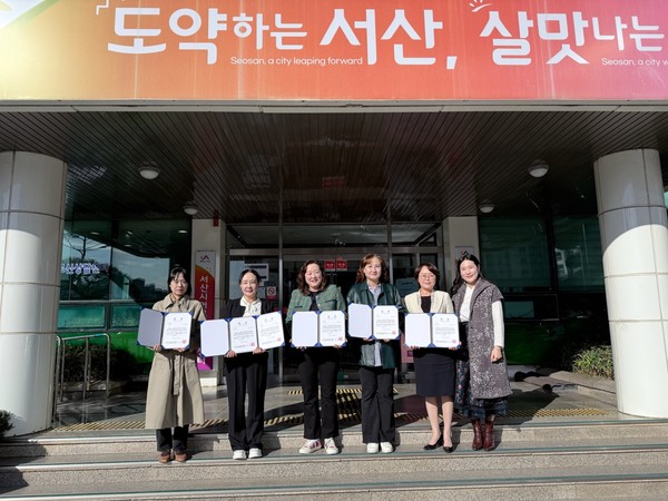 서산시종합사회복지관 민화반 수강생 5명, 제23회 도솔미술대전 수상 기념촬영 모습(사진제공=서산시)