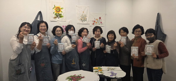 공주시가족센터(센터장 박상옥)가 이달 12일부터 17일까지 일주일간 풀꽃갤러리&풀꽃시카페에서 천아트 동아리 전시회를 갖는다.[사진제공=공주시]