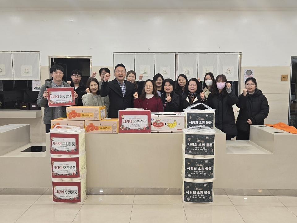 지난 11일 ‘청심'동아리 회원들이 생필품을 전달하고 시설 환경 정비 활동을 진행하고 있는 모습(사진제공=아산교육청)