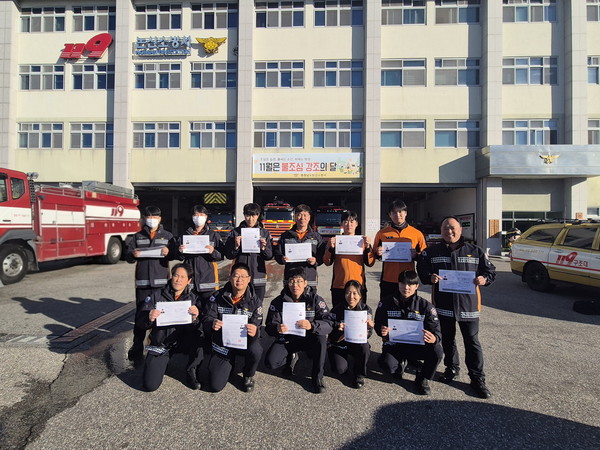 논산소방서 119구조대가 충남도 최초로 '소형선박 조종 100% 자격을 달성했다(사진제공=논산소방서)