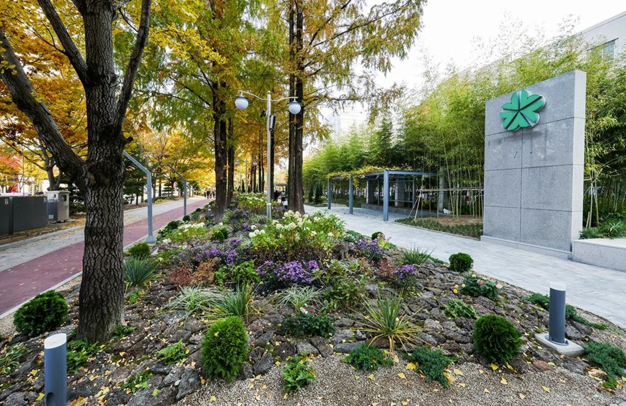 대전시가 시청 북문 앞 광장에 정원형 '시민애뜰'을 조성했다.(사진제공=대전시)
