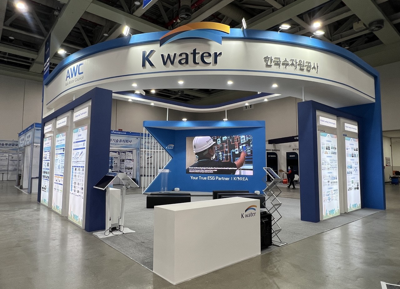 대한민국 최대 규모의 국제 물 협력 행사인 ‘대한민국 국제물주간(Korea International Water Week) 2025’가 11월 12일부터 15일까지 나흘간의 공식 일정에 돌입했다. 한국수자원공사는 이번 행사에서 ‘K-water 홍보관’ 운영과 11개의 세션을 통해 미래형 물관리 기술과 글로벌 수자원 솔루션을 선보일 예정이다. (사진제공=수공)
