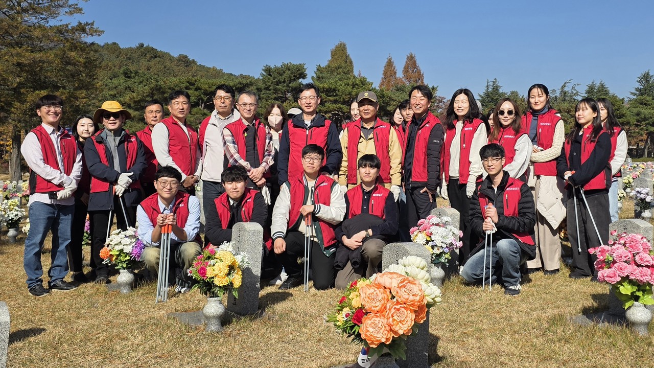 대전현충원 묘역정화 활동에 참여한 직원들이 기념사진을 촬영하고 있다. (사진제공=대전관광공사)