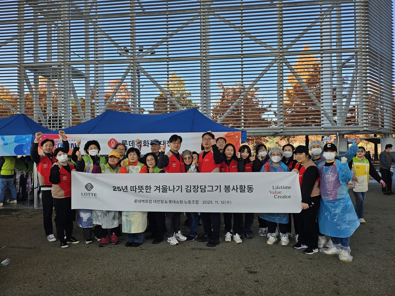 롯데백화점 대전점 정승욱 점장과 샤롯데 봉사단 10여 명이 12일 엑스포 남문광장에서 열린 ‘따뜻한 겨울나기 김장 대봉사’에 참여해 김장 담그기 봉사활동을 펼쳤다. 이들은 지역 소외계층을 위한 사랑의 후원금도 함께 전달하며 나눔의 뜻을 더했다.