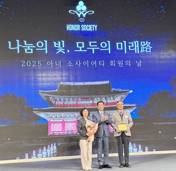 세종 아너 소사이어티 모임이 우수클럽에 선정돼 인증패를 수상했다. 사진 좌측부터 세종사랑의열매 이희정 사무처장, 김병준 사랑의열매 전국회장, 김윤회 세종사랑의열매 아너 소사이어티 모임 대표(사진제공=세종모금회)