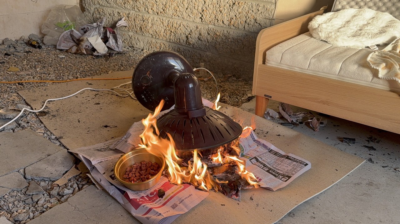 반려동물로 인한 기기 전도에 따른 가연물 직접 접촉 시 발화온도 등 실험 모습.(사진제공=대전둔산소방서)