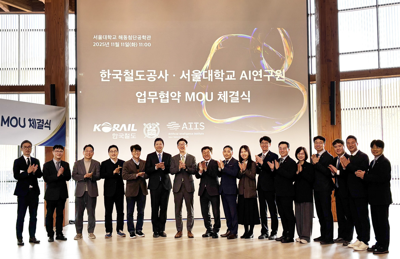 코레일이 11일 서울대학교에서 ‘철도분야 AI(인공지능) 기술협력 및 상호교류’를 위한 업무협약을 체결했다. (사진제공=코레일)
