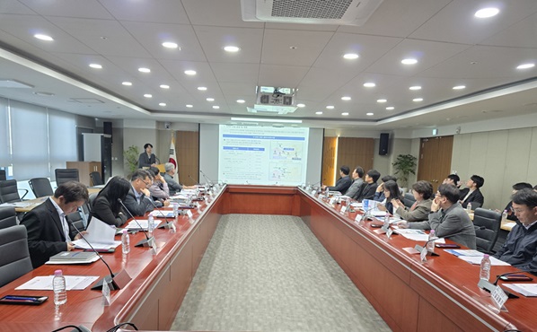 충남도는 12일 도청 중회의실에서 도·시군 관계 공무원, 충청광역연합, 용역사인 이노스카이 관계자 등 20여 명이 참석한 가운데 ‘충남 도심항공교통 구축 시군 관계 공무원 회의’를 개최했다고 밝혔다.[사진 제공= 충남도]