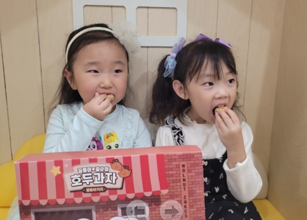 대전시가 '꿈돌이 호두과자' 슈크림맛 신제품을 출시한다. 사진은 시청 어린이집에서 진행된 신제품 시식행사에 참여한 어린이들.(사진제공=대전시)
