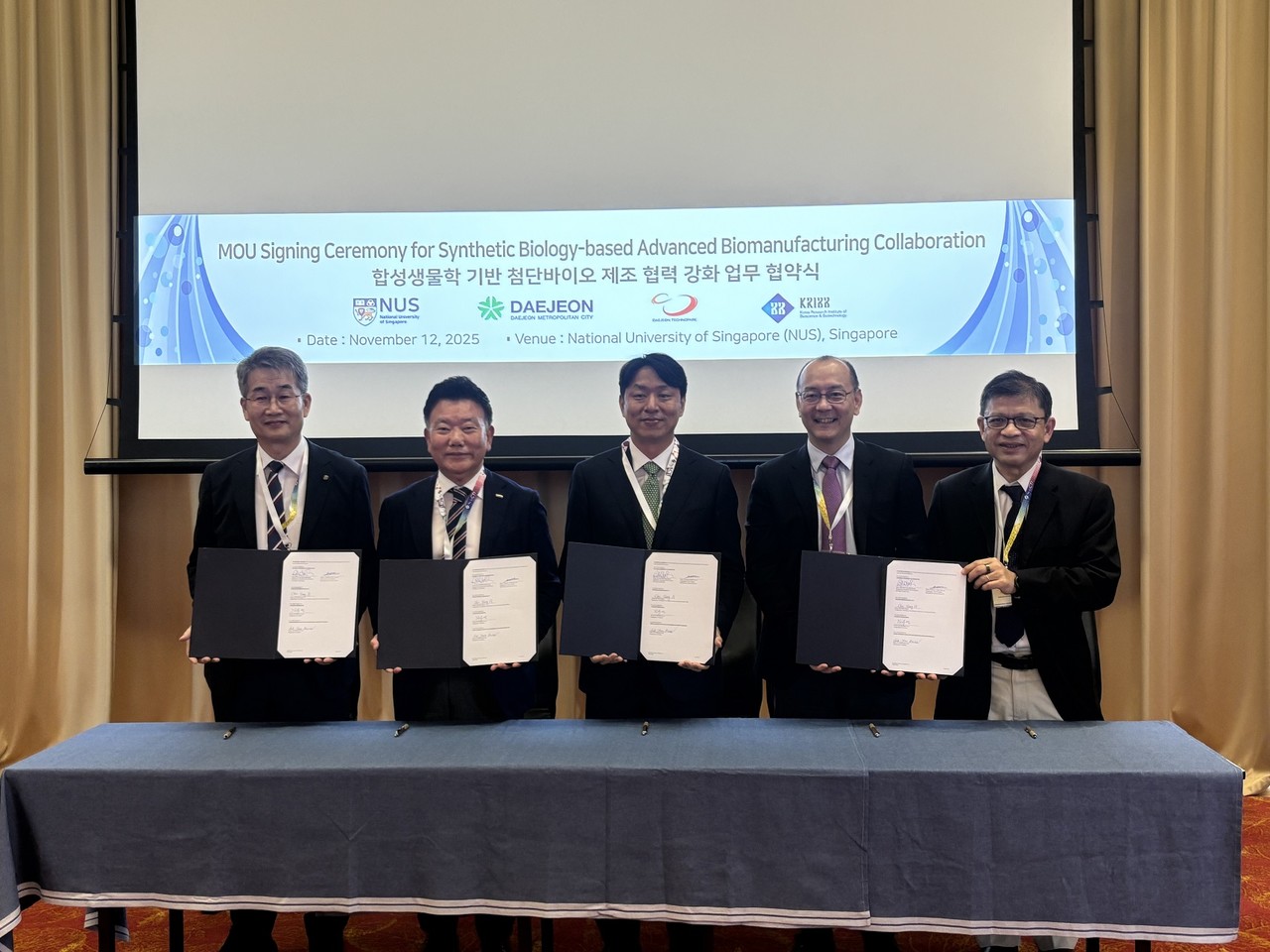 왼쪽부터 생명연, 대전TP, 대전시, 싱가포르대 관계자들이 업무협약을 마치고 기념사진을 촬영하고 있다. (사진제공=생명연)