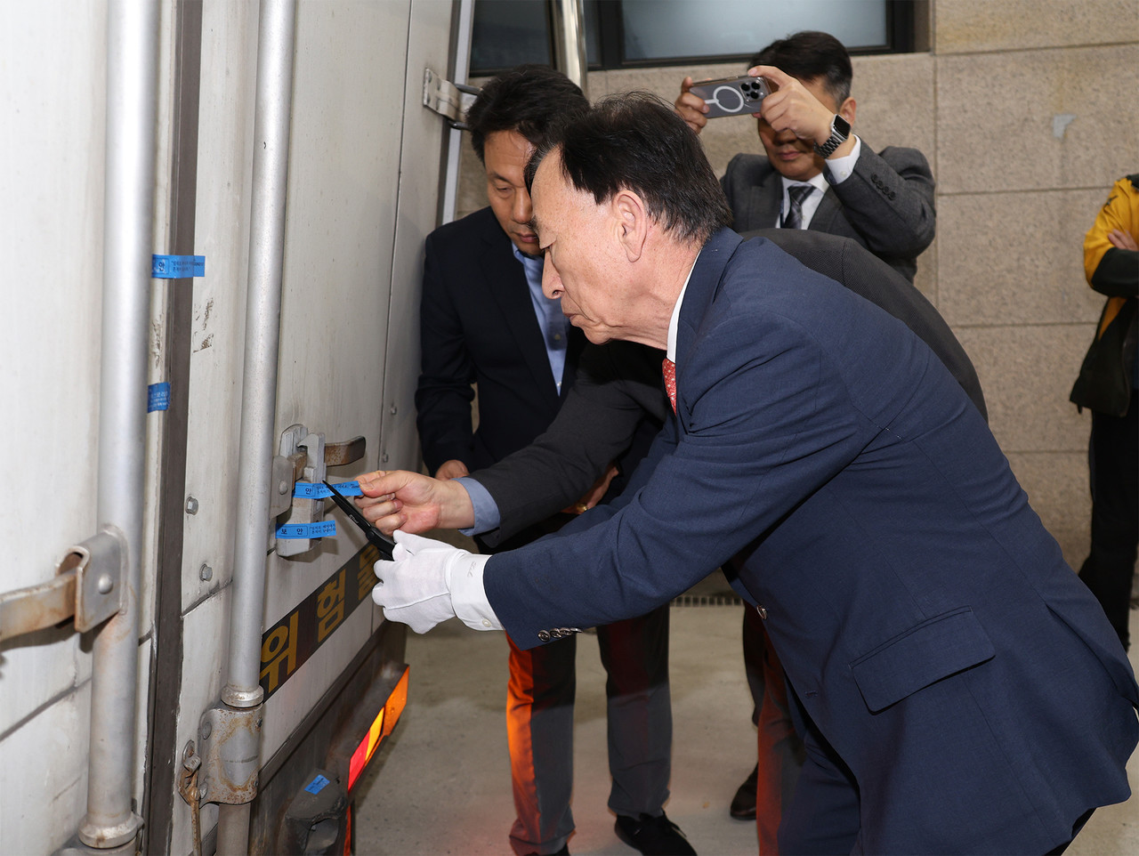 12일 2026학년도 대학수학능력시험 하루 전, 설동호 대전교육감이 시교육청에 도착한 수능 문답지 운송 차량의 봉인을 해제하는 모습.