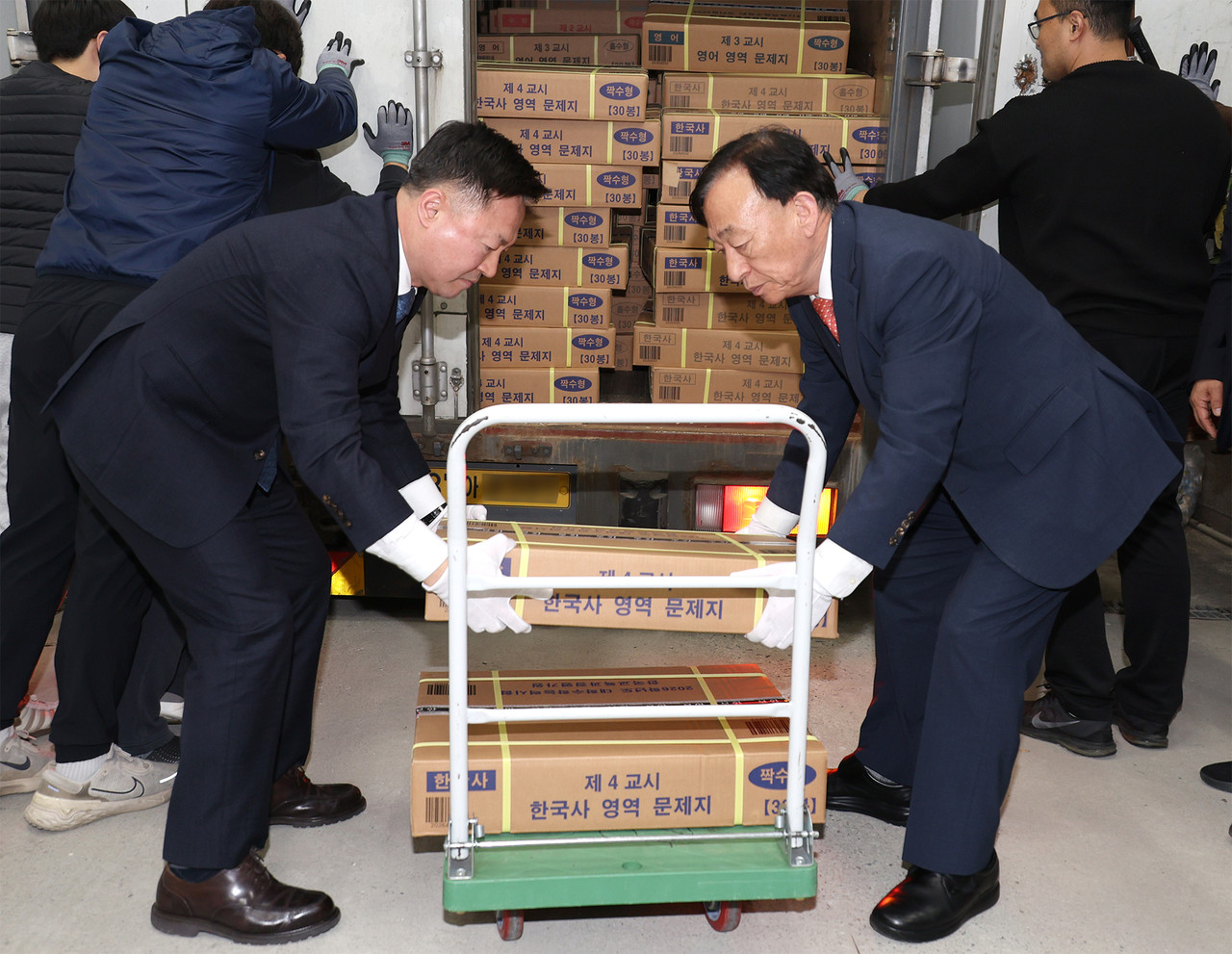 12일 2026학년도 대학수학능력시험 하루 전, 설동호 대전교육감이 시교육청에 도착한 수능 문답지 운송 차량의 봉인을 해제하고 교육청 직원들과 함께 수능 문답지를 보관 장소로 운반하고 있다.