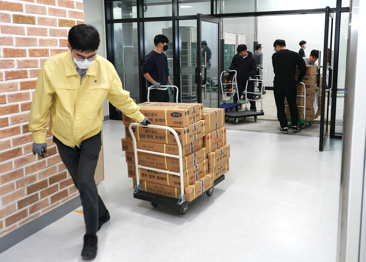 12일 대전교육청에 도착한 수능 문답지가 보관 장소로 운반되고 있다.