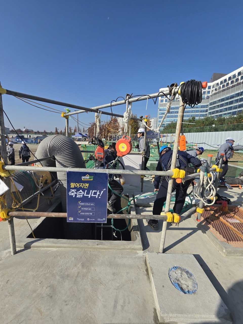 지난 12일 실시한 밀폐공간 재해 대비 ‘실전 대응훈련’(사진제공=아산시)
