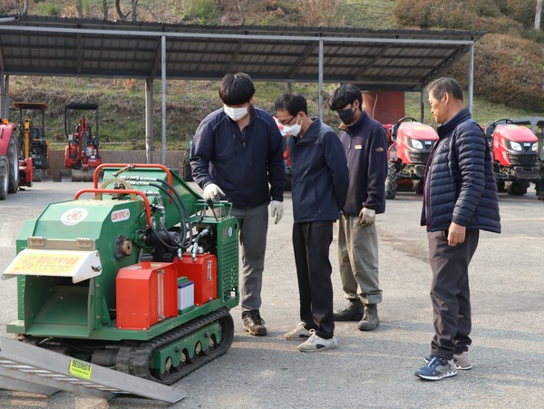 영동군농업기술센터 농업기계임대사업장이 농업인의 경영비 절감과 작업 효율 향상에 기여하며 큰 호응을 얻고 있다. (사진제공=영동군)
