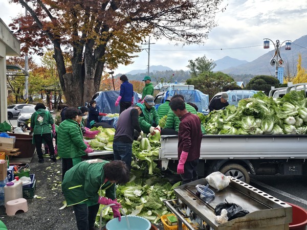 영동군 추풍령면 새마을협의회가 지난 12~13일 양일간 사랑의 김장김치 나눔 행사를 실시했다. (사진제공=영동군)