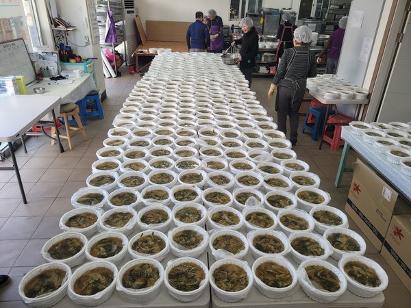 영동한과출장뷔페는 12일  지역 어르신들을 위해 올갱이국 520인분을  영동군노인복지관에 후원했다. (사진제공=영동군)