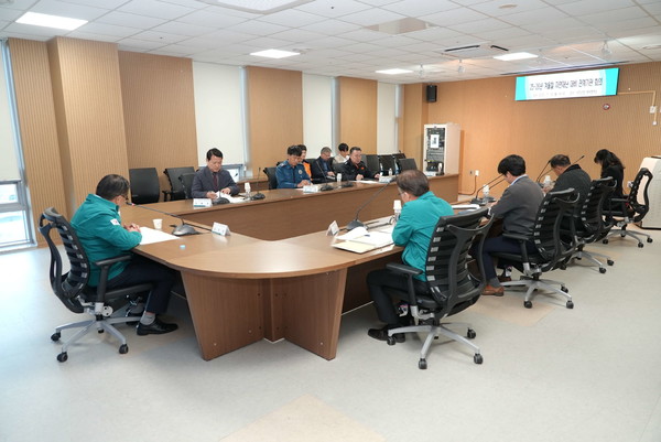 충남 서천군은 지난 10일 군청 대외협력실에서 2025~2026년 겨울철 자연재난에 대비하기 위한 관계기관 회의를 개최했다.(사진제공=서천군)
