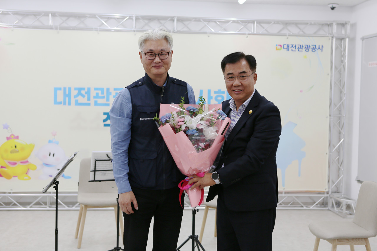 대전관광공사 제6대 김용원 사장(오른쪽)이 꽃다발을 들고 취임식 기념사진을 촬영하고 있다. (사진제공=대전관광공사) 