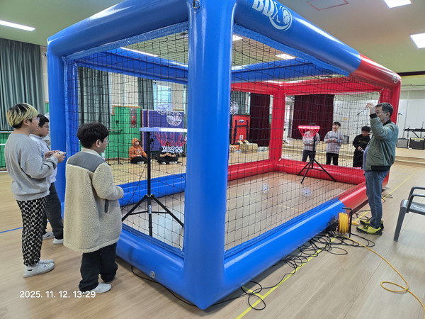 충남 서천군은 지난 8월부터 11월 12일까지 4개월간 관내 초등학교와 다함께돌봄센터에서 초등학생을 대상으로 추진한 ‘청소년 드론 미래인재 육성사업’을 성공적으로 마무리했다고 밝혔다.(사진제공=서천군)