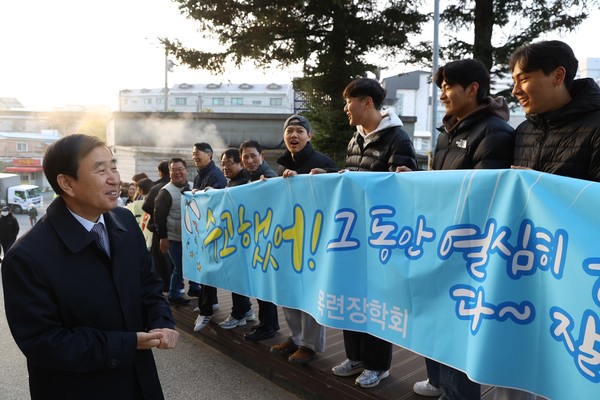 조길형 시장이 충주고등학교에서 학생들을 격려하고 있다. (사진제공=충주시)