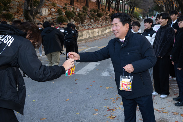 김창규 제천시장이 13일 오전 수능생 응원에 나섰다. (사진제공=제천시)