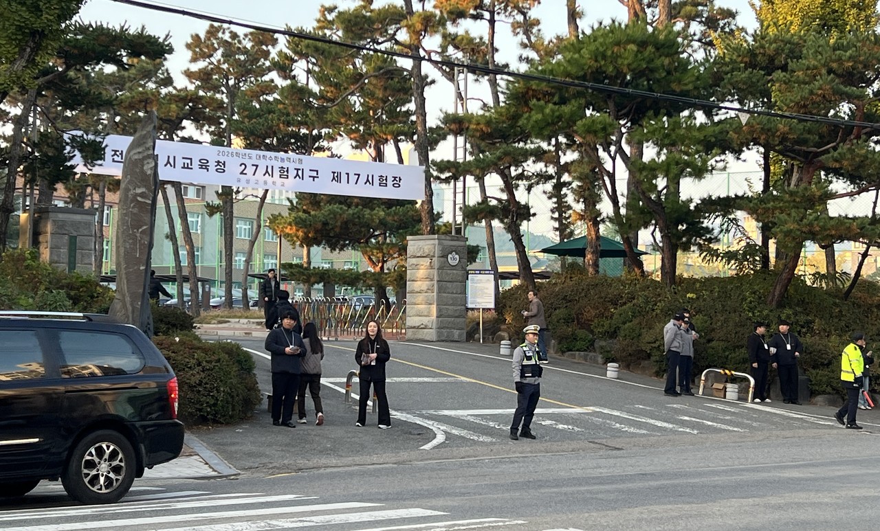 13일 제27지구 제17시험장인 유성고등학교 정문 앞에 경찰관과 감독관들이 대기하고 있다. (사진=이연지 기자)