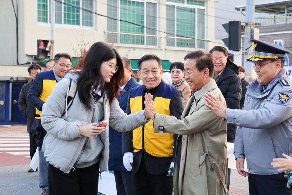 2026 대입 수능이 치러진 13일 충북 단양고등학교 시험장 앞에서 김문근 단양군수가 입실하는 수험생들을 격려하고 있다. (사진제공=단양군)