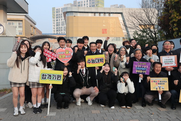 송기섭 진천군수는 13일 오전 수능 시험장을 방문해 수험생들 응원에 함께했다. (사진제공=진천군)