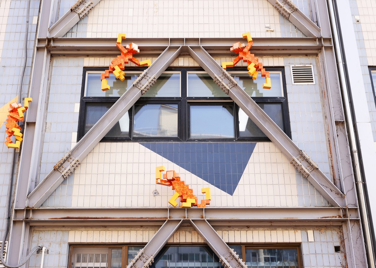 유성구청 뒤편 벽면에 설치된 인사하는 원숭이(염석인). (사진제공=대전 유성구)