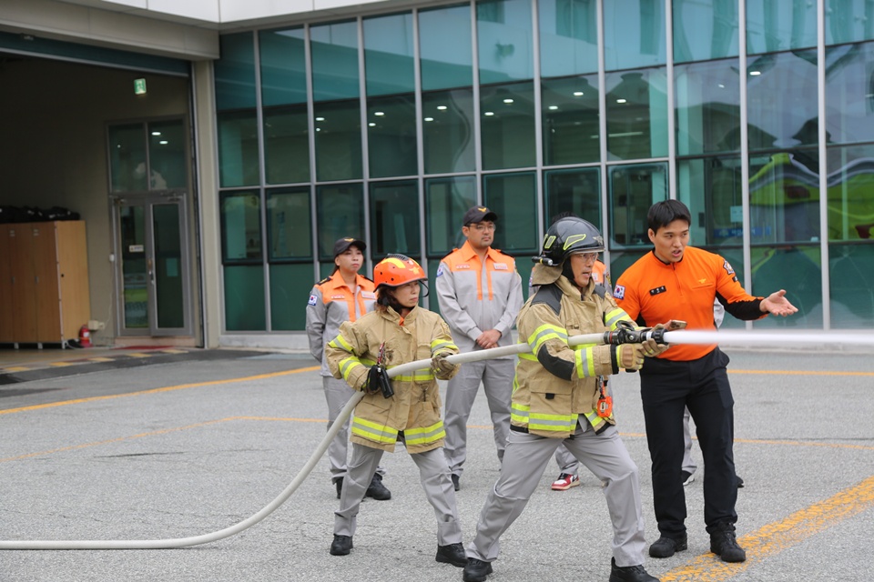 신규 의용소방대원들이 아산소방서에서 방수 연습을 실시하고 있다(사진제공=아산소방서)
