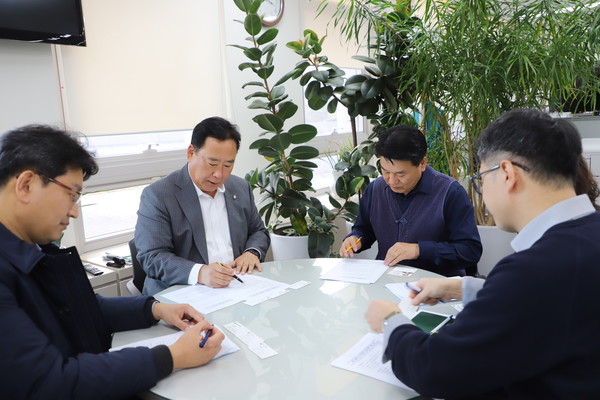 더불어민주당 어기구 의원이 정부세종청사를 찾아 당진시 현안을 협의하고 있다.[사진제공=어기구 의원실]