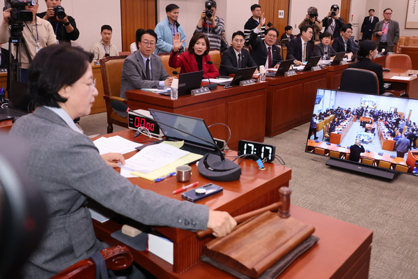 11일 서울 여의도 국회에서 열린 법제사법위원회 전체회의에서 추미애 위원장이 정회를 선포하고 있다. 이날 국민의힘 소속 위원들은 대장동 사건 항소 포기와 관련해 정성호 법무부 장관의 출석하지 않은 것에 대해 항의했다.[사진=연합뉴스]