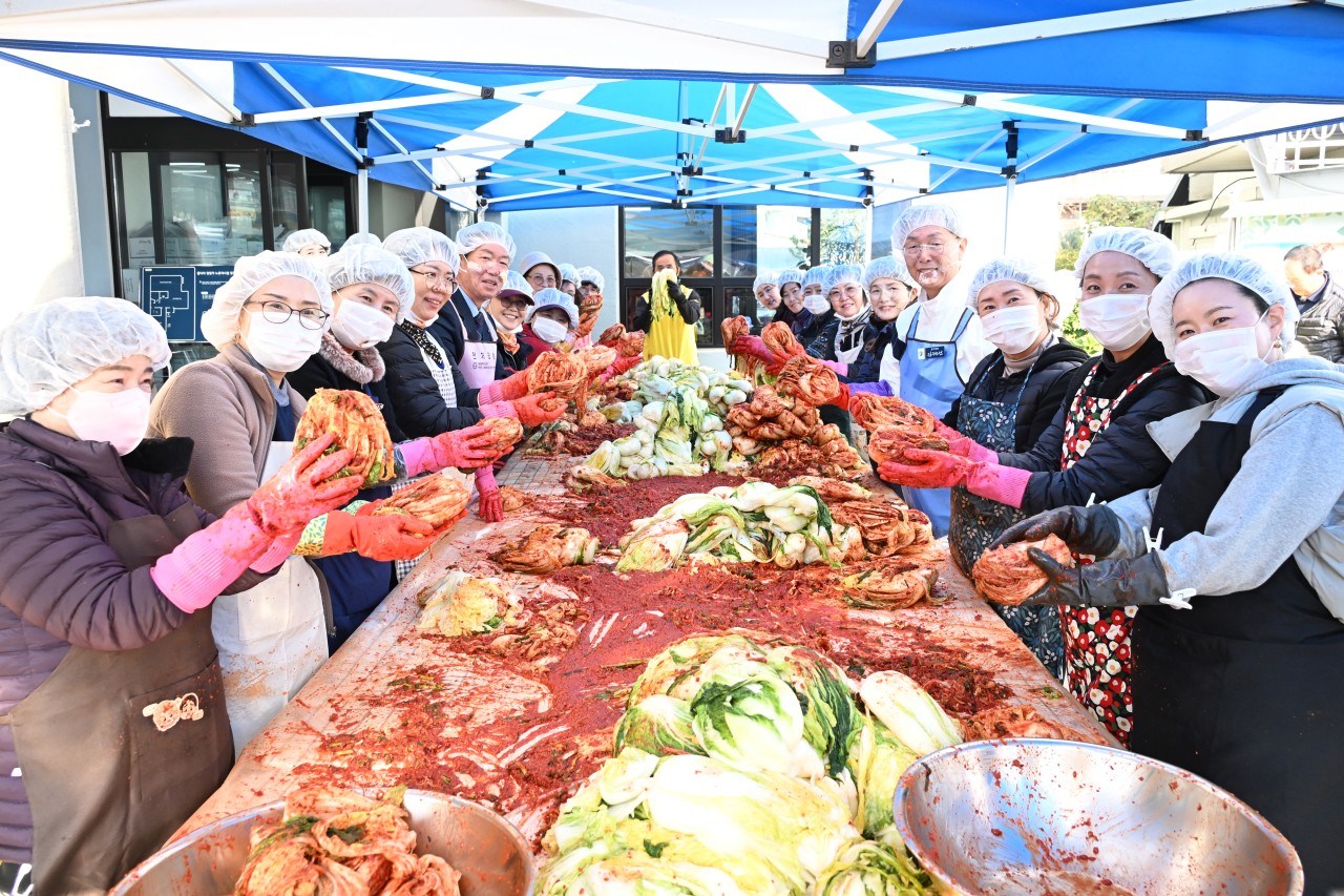 석교동 '제1회 나눠먹는 사랑의 김장김치 행사' 모습. (사진제공=대전 중구)