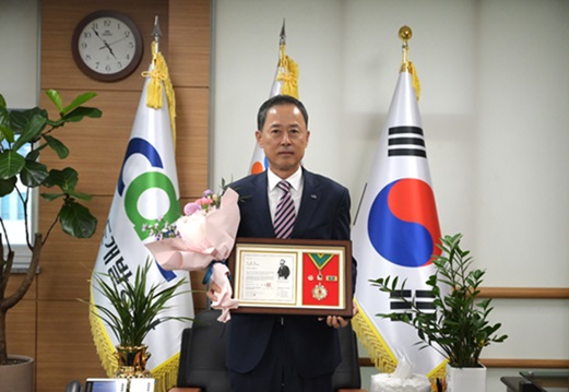 충남개발공사가 12일 충남도청 문예회관에서 열린 대한적십자사 창립 120주년 연차대회에서 ‘최고명예대장’을 수상했다.[사진 제공= 충남개발공사]