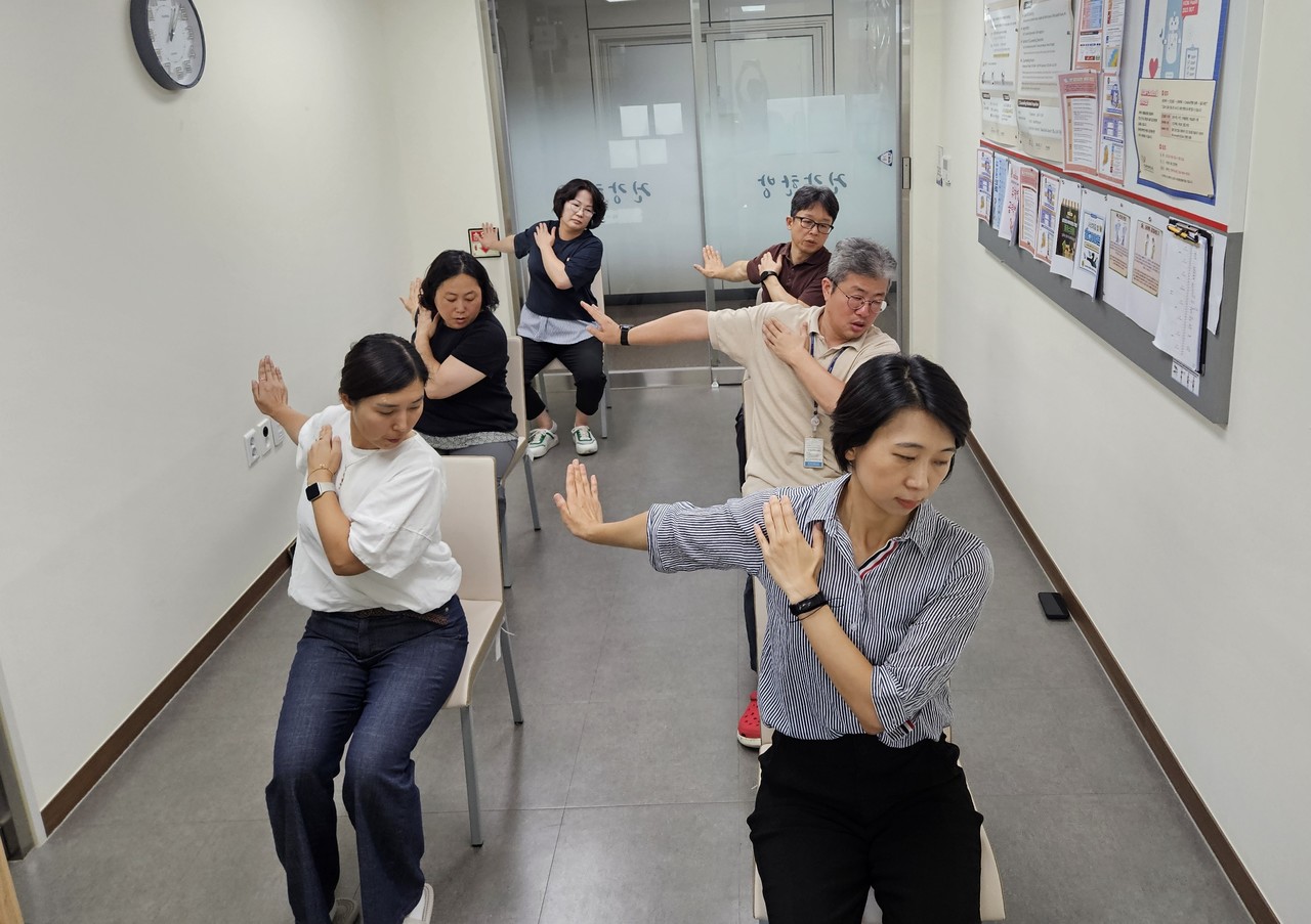 Well-being, Well-aging 프로젝트의 일환으로 추진된 2025 건강증진프로젝트 참여자들이 운동을 하고 있다. (사진제공=한의학연)