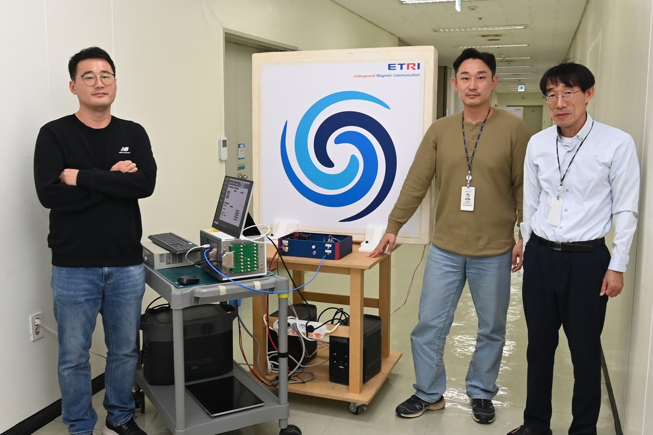 세계 최초로 100m 지중 자기장 통신 기술을 개발한 ETRI 연구진인 (왼쪽부터)김장열 박사, 이현준 박사, 조인귀 박사가 기념사진을 촬영하고 있다. (사진제공=ETRI)