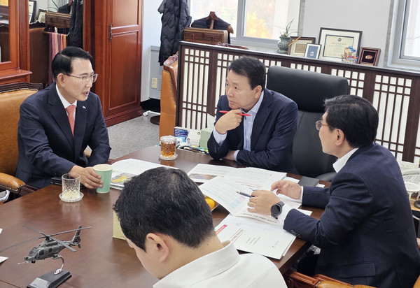 이완섭 서산시장이 13일 국회에서 성일종 국방위원장과 만나 주요 현안 사업 추진을 위한 국비 반영을 건의하는 모습(사진제공= 서산시)