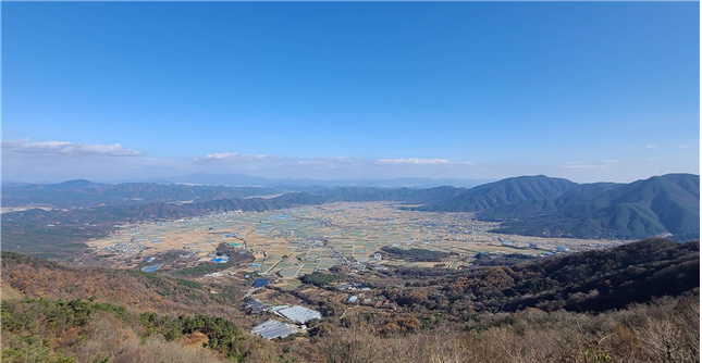 합천 대암상 정상(운석충돌구 외륜부)에서 조망한 적중-초계분지 전경. (사진제공=지질자원연)