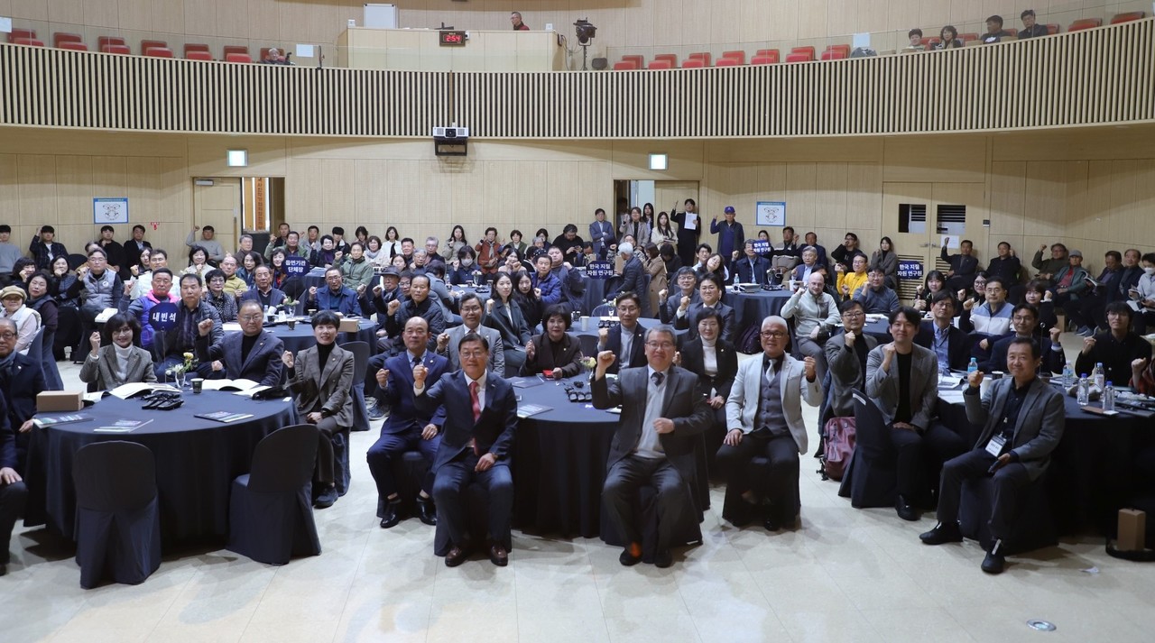 ‘제2회 합천운석충돌구 국제 학술포럼’에 참석한 권이균 한국지질자원연구원장(가운데 오른쪽), 김윤철 합천군수(가운데 왼쪽) 등 관계자들이 기념촬영을 하고 있다. (사진제공=지질자원연)