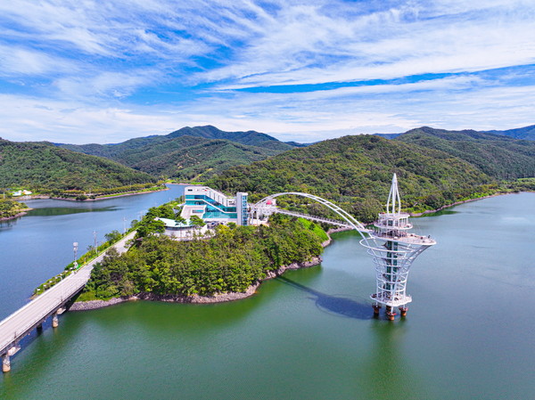 청양군 대치면 칠갑호 일원에 위치한 칠갑타워가 14일 개관식을 갖고 본격적으로 관광객을 맞이한다. (사진제공=청양군)