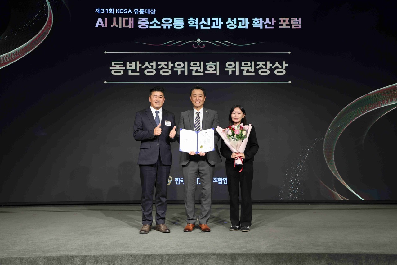 코레일유통 양웅식 편의점사업처장(가운데)을 비롯한 관계자들이 ‘2025 KOSA 유통대상’에서 수상하고 기념사진을 촬영하고 있다. (사진제공=코레일유통)