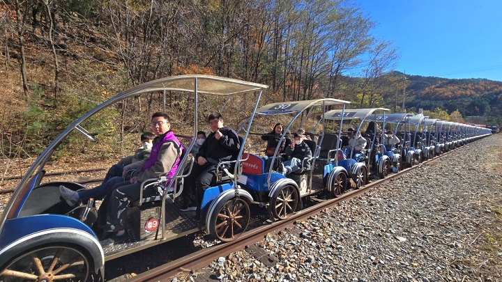 에스알은 강원랜드, 동작구와 함께 11일부터 12일까지 강원도 삼척시에 위치한 어린이 기차 테마파크 ‘추추파크’를 찾아 어린이들의 철도 테마파크 체험 활동을 함께했다. (사진제공=SR)