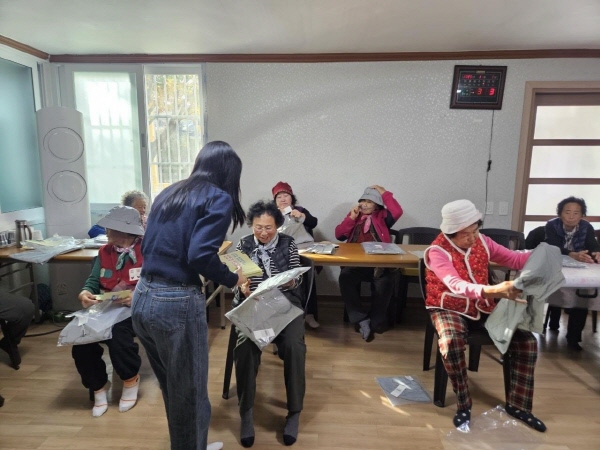 어르신 대상 보행자 안전교육중인 보령시 교통과 직원( 사진제공=보령시)