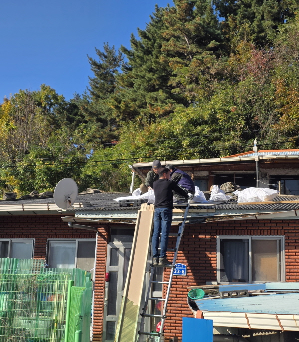 새마을운동보령시청년봉사대, 누수 슬레이트 지붕 전면 교체작업( 사진제공=보령시)