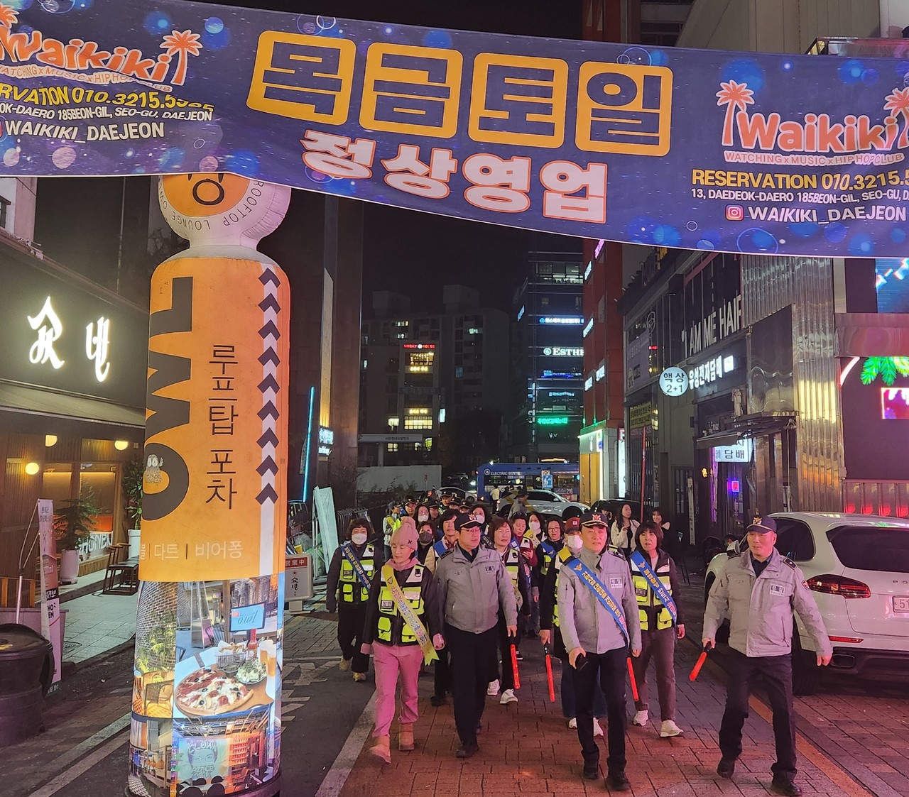 대전둔산경찰서가 지난 13일 대전 타임월드 일대에서 수능 종료 후 청소년 선도 강화를 위한 합동순찰에 나섰다.(사진제공=대전경찰청)