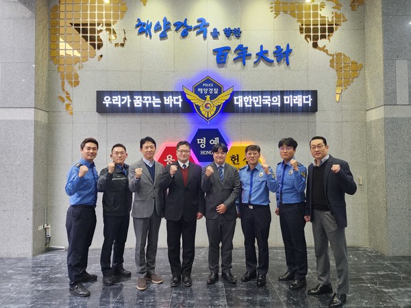 해양경찰교육원은 13일 일본 해상보안대학교 해상경찰학부 소속 가마다 시노부 교수, 우지이에 히토시 교수와 전남대학교 해양경찰학부 이기수 교수 등 3명이 교육원을 방문하여 양국 해양치안교육기관 간 교류협력을 위한 시간을 가졌다. (사진제공=해양경찰교육원)